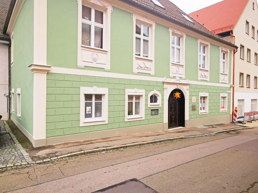 Sanierung klassizistischer Fassade und Türe denkmalgeschützt in Friedberg, Uhrmachergasse