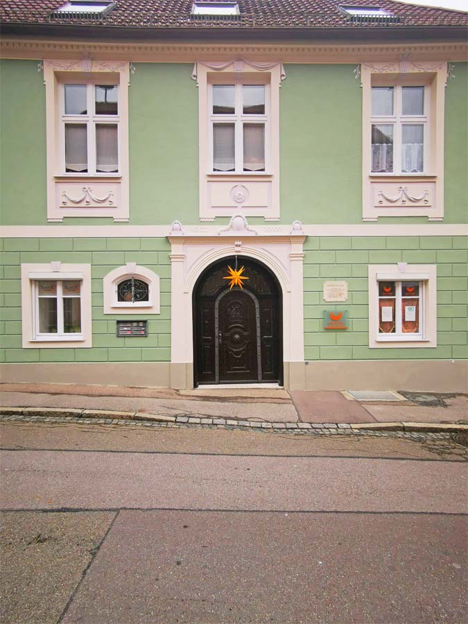 Sanierung klassizistischer Fassade und Türe denkmalgeschützt in Friedberg, Uhrmachergasse