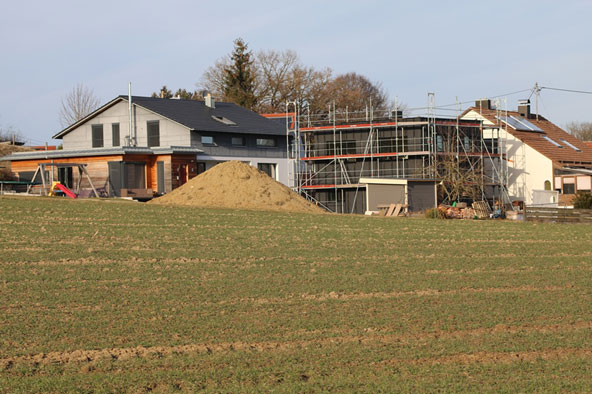 Neubau eines EFH an ein bestehendes Gebäude mit Verbindungssteg, Rohrbach